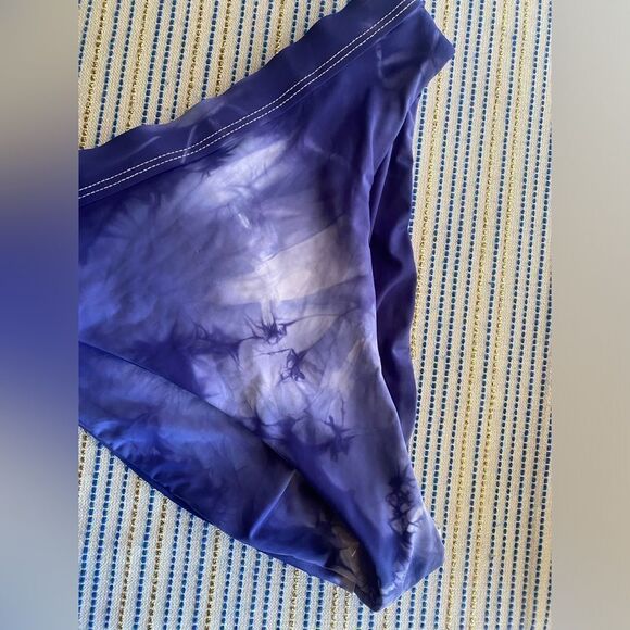 Dippin’ Daisy’s Swimsuit Womens Size Small Tie Dye  Blue 2 Pieces NWT - Picture 9 of 13